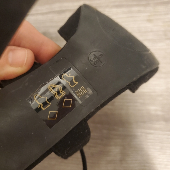 Le Chateau Size 6 Black Heels - Picture 2 of 2